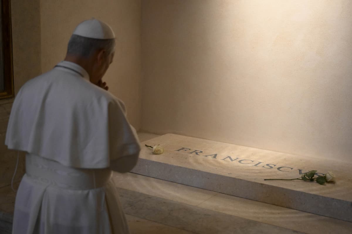 Papa Leão 14 visita túmulo de seu antecessor, Francisco