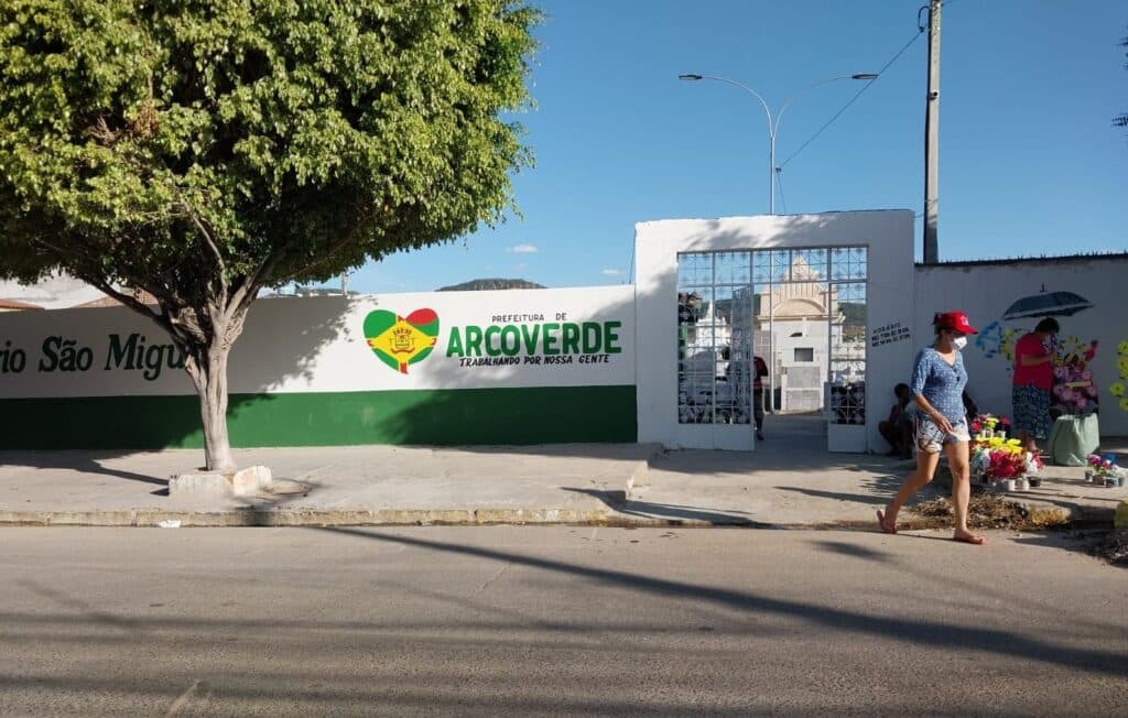 COVEIRO É PRESO NO CEMITÉRIO MUNICIPAL DE ARCOVERDE DURANTE 'OPERAÇÃO SEPULCRO CAIADO' CONTRA O TRÁFICO DE DROGAS