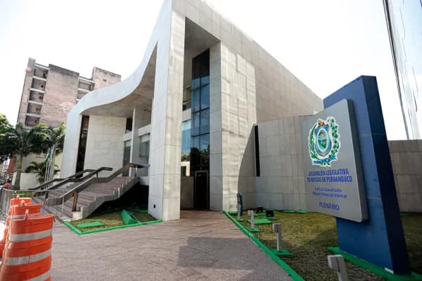ALEPE APROVA PACOTE PIONEIRO CONTRA ADULTERAÇÃO DE BEBIDAS E COTAS RACIAIS EM CONCURSOS ESTADUAIS