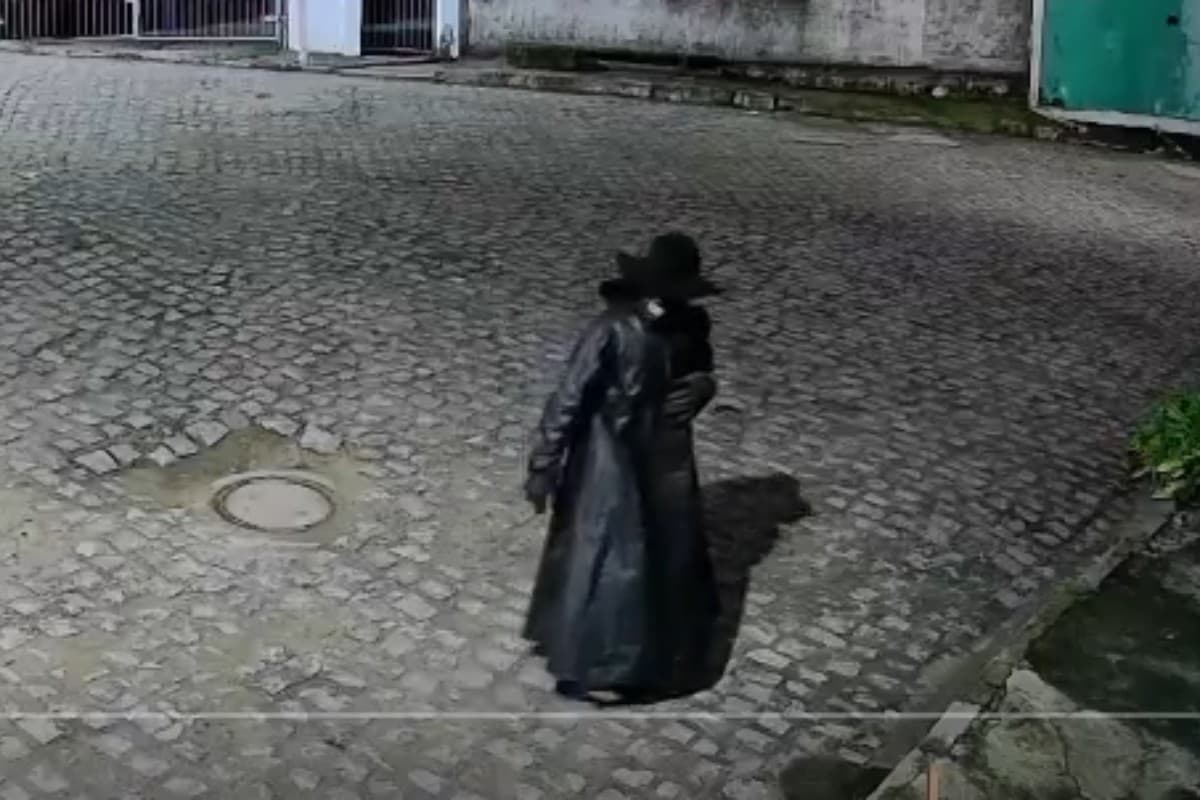 Homem fantasiado como criatura assusta moradores em Xexéu e acaba conduzido pela PM