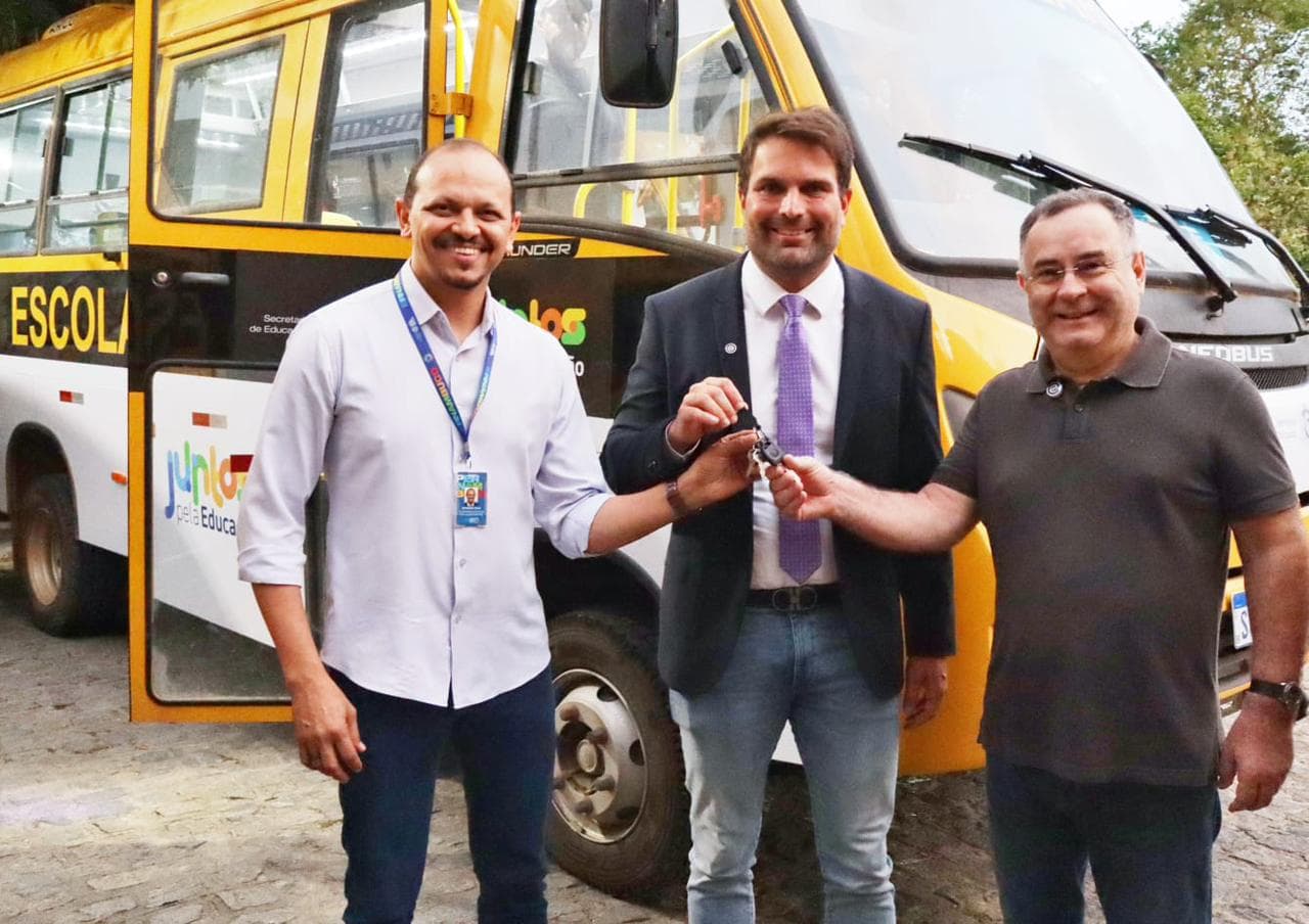 EDUCAÇÃO EM FOCO: Parceria Entre Zeca Cavalcanti e Raquel Lyra Garante Três Novos Ônibus Escolares para Arcoverde