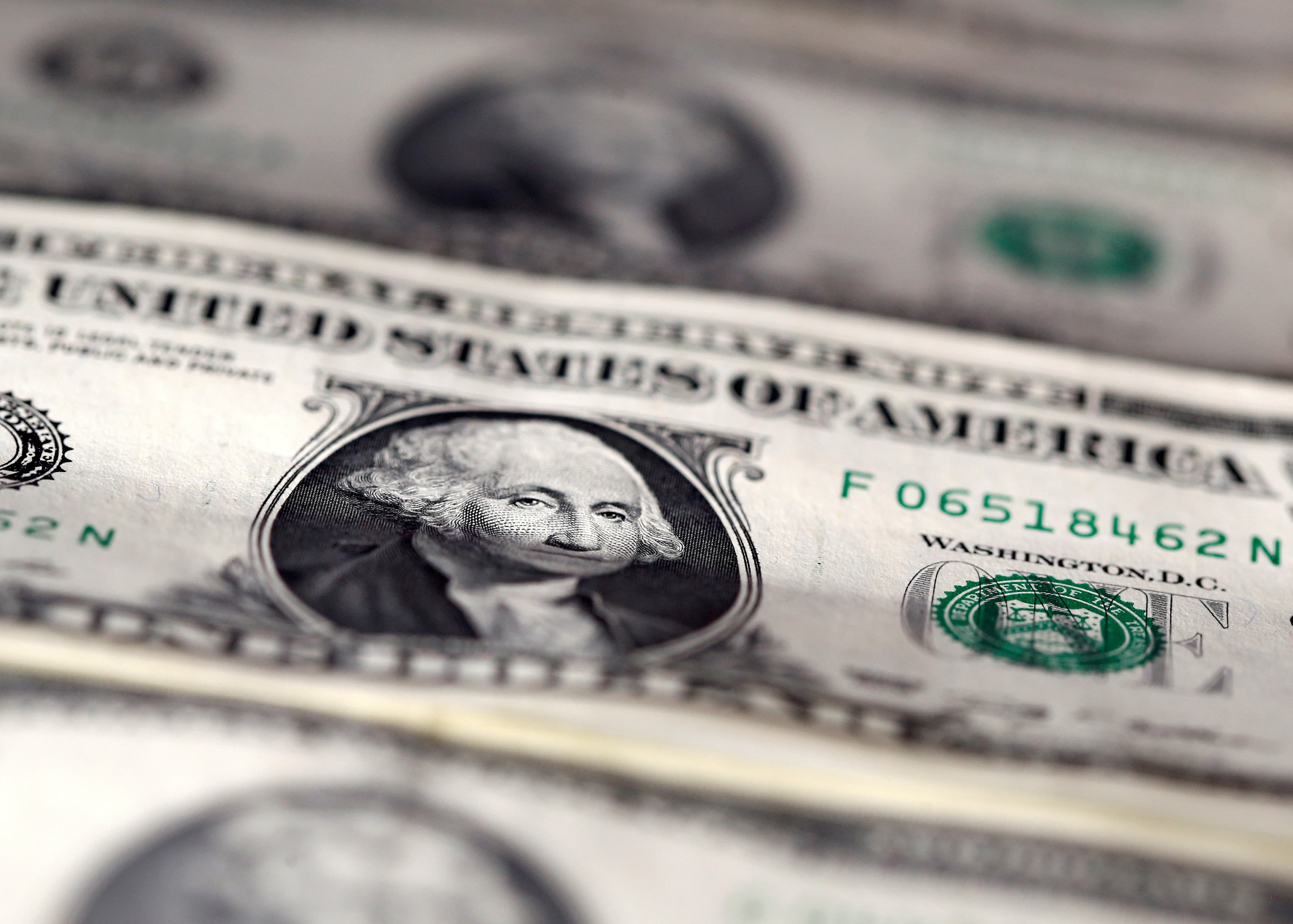 Mercados globais reagem à tensão no Oriente Médio: dólar oscila e petróleo dispara