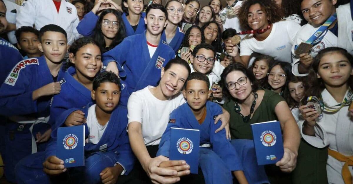 Raquel Lyra entrega passagens aéreas a atletas pernambucanos por meio do programa Passaporte Esportivo