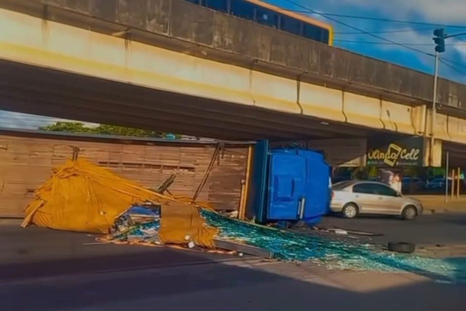 Caminhão carregado de vidro tomba e complica trânsito na PE-15, em Olinda