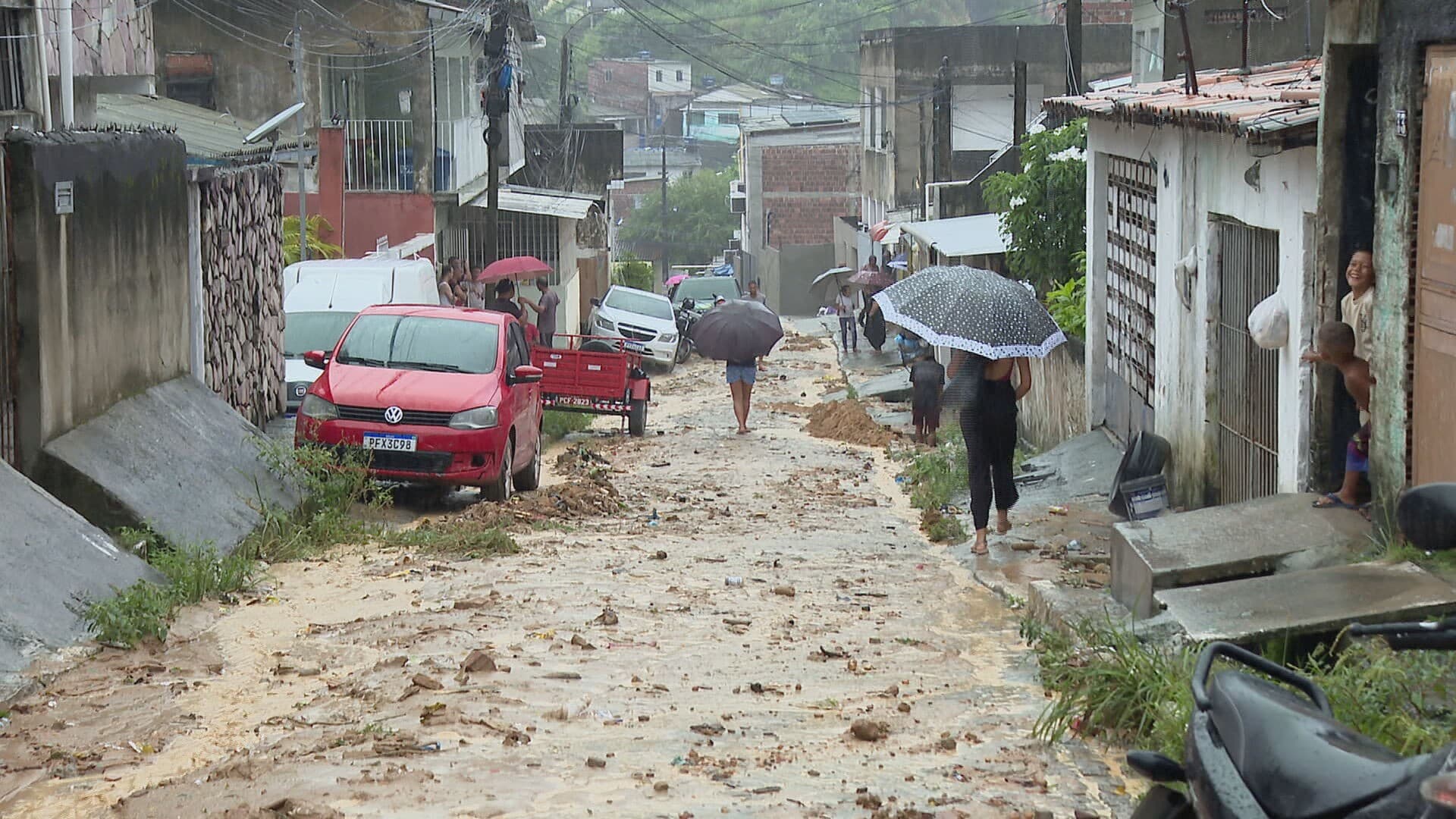 Temporal causa estragos e deixa cidades em alerta no Grande Recife e Zona da Mata