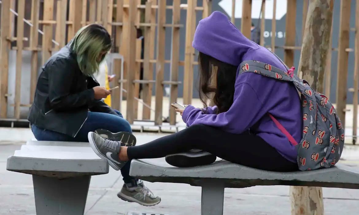 ECA Digital entra em vigor no Brasil com regras mais rígidas para proteger crianças na internet