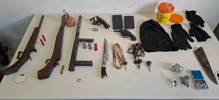 SEGURANÇA NO AGRESTE: PM Detém Cinco Suspeitos e Apreende Arsenal e Drogas na Zona Rural de Gravatá