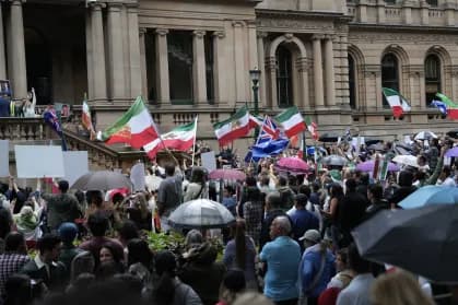 Trump pede que manifestantes sigam protestos no Irã e afirma que “ajuda dos EUA está a caminho”
