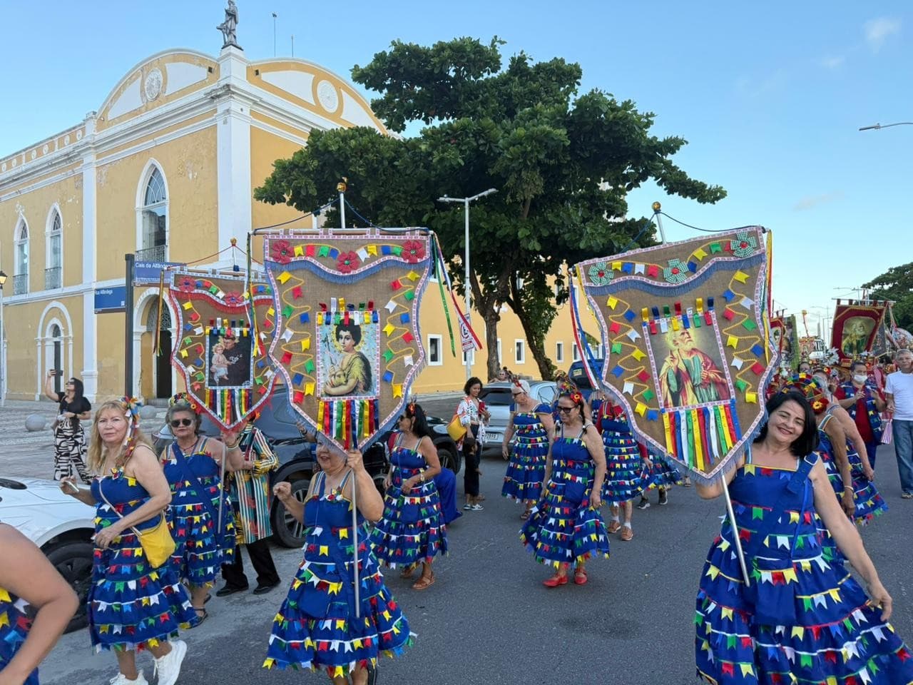 Desfile das Bandeiras marca o início das festividades juninas no Recife