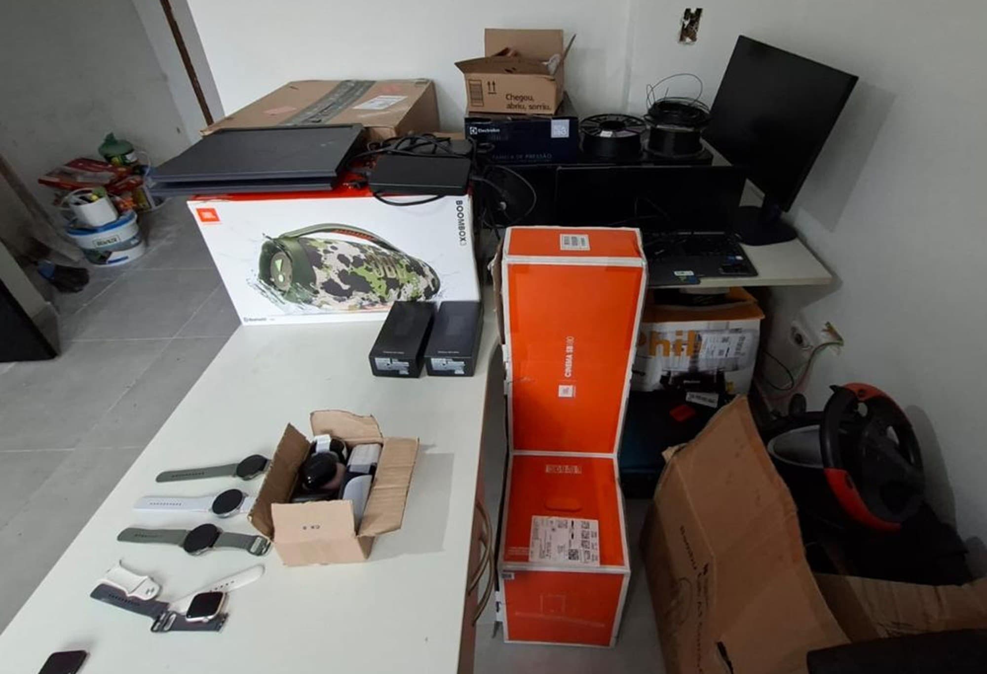 Operação policial desarticula quadrilhas que desviavam mercadorias de centro logístico da Amazon em Pernambuco
