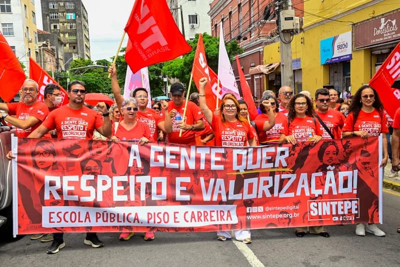Professores da rede estadual de Pernambuco realizam paralisação nesta terça-feira