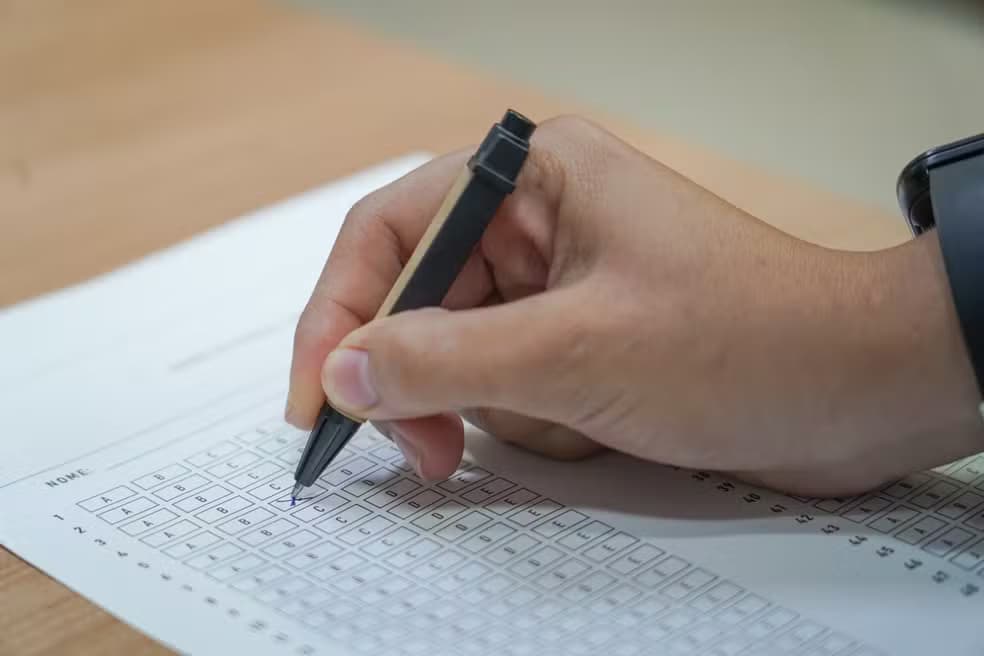 Concursos e seleções oferecem 1.408 vagas de emprego em Pernambuco com salários de até R$ 13,3 mil; saiba como se inscrever
