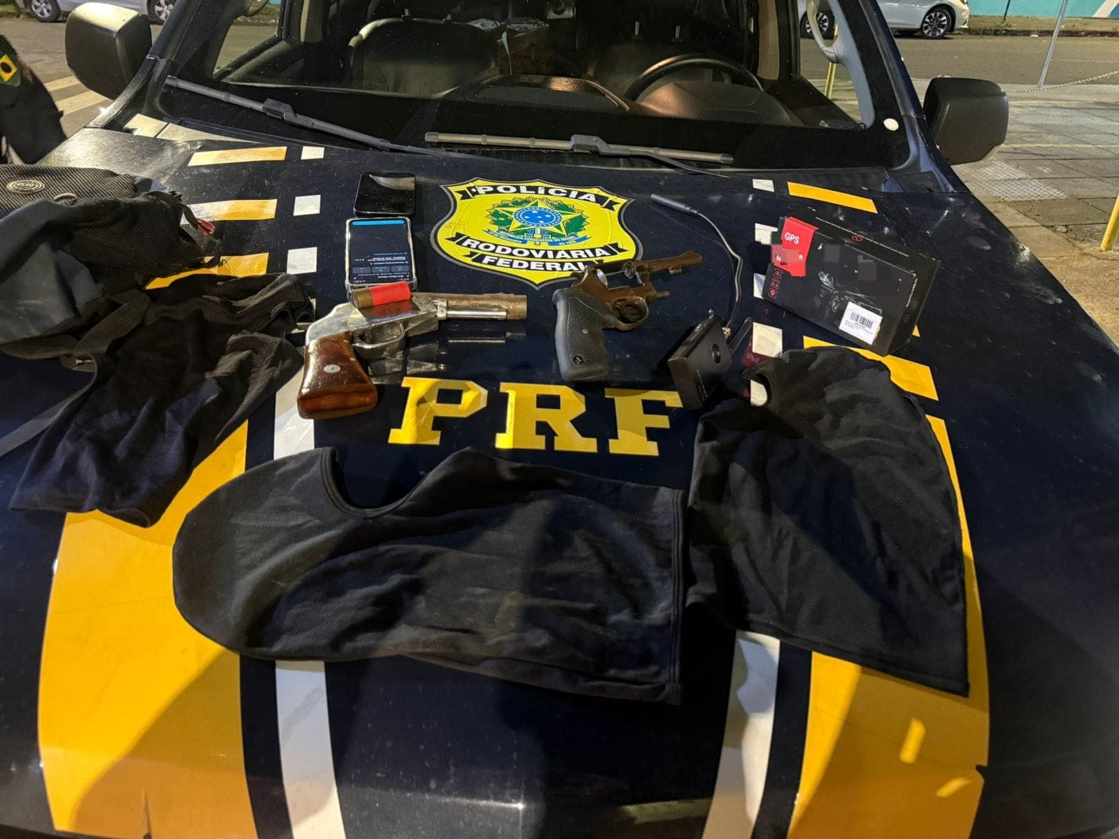 Perseguição policial em Boa Viagem termina com três detidos e carro recuperado pela PRF