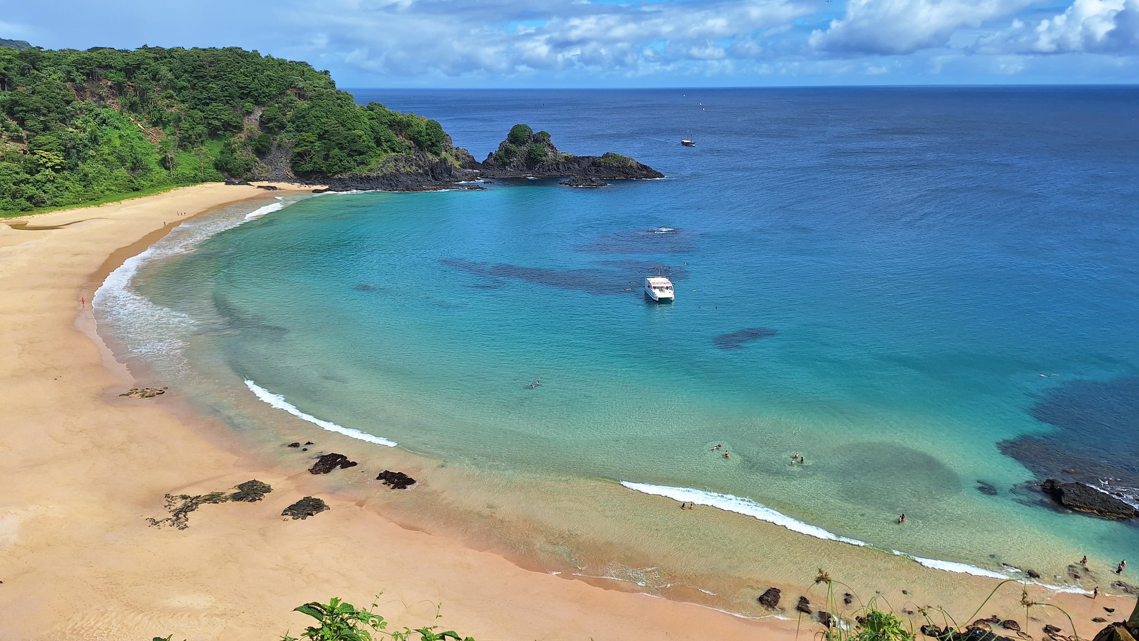 Baía do Sancho, em Fernando de Noronha, é eleita uma das 50 melhores praias do mundo