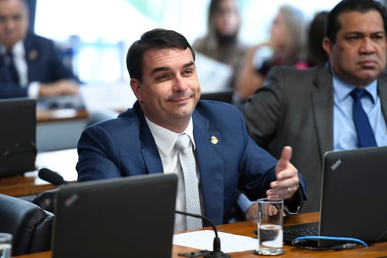 Candidatura de Flávio Bolsonaro enfrenta turbulência após revelações sobre financiamento