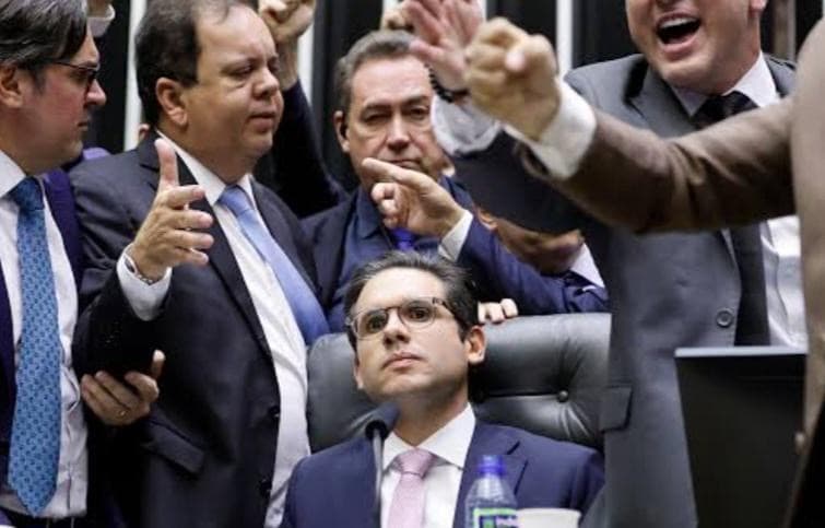 COMBATE À FALSIFICAÇÃO: Câmara Aprova Urgência para PL que Torna Falsificação de Bebida Crime Hediondo