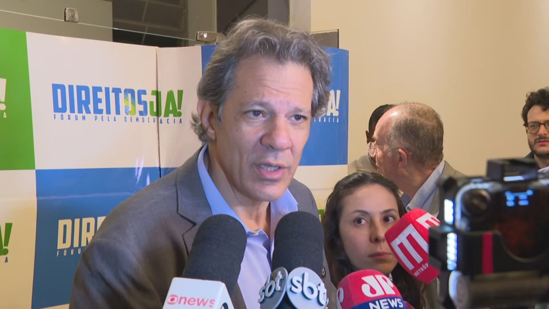 Haddad ironiza pressão de Flávio Bolsonaro sobre banqueiro em meio a polêmica de financiamento