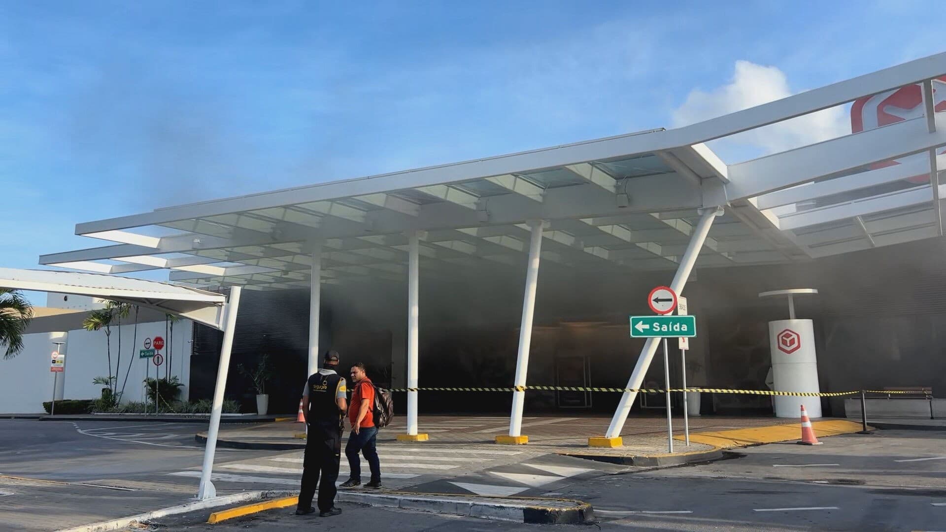 Incêndio atinge loja de eletrodomésticos no Shopping Recife e mobiliza Corpo de Bombeiros
