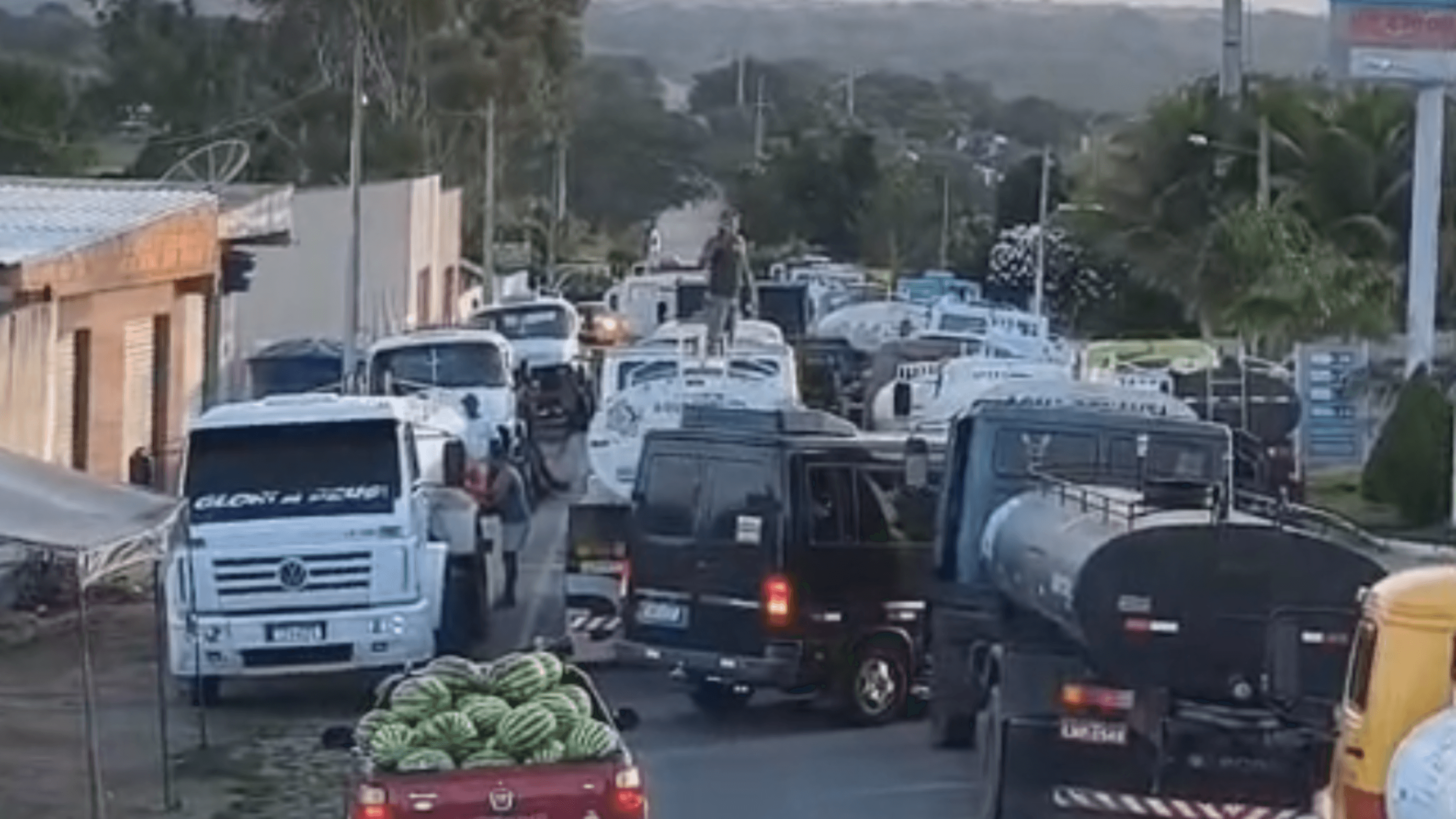 Pipeiros protestam em Buíque contra atraso de pagamentos e bloqueiam PE-270