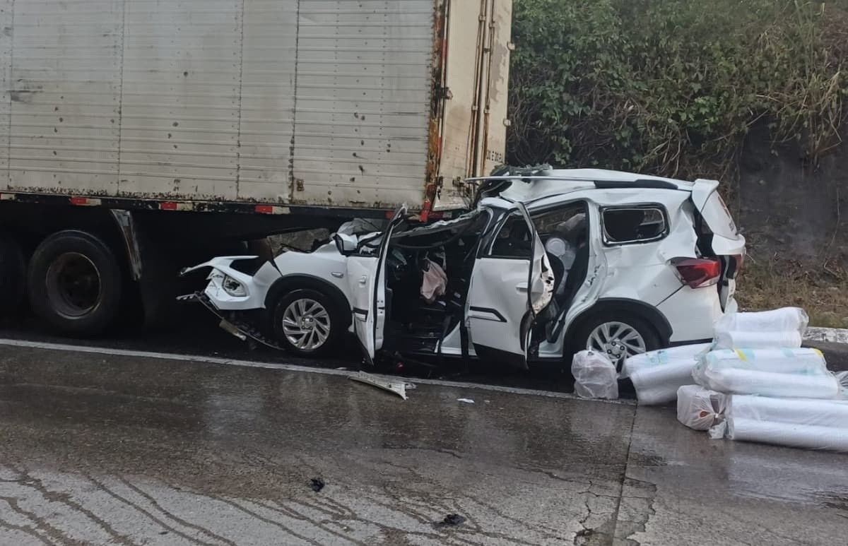 Cinco pessoas ficam feridas em colisão entre carro e caminhão na BR-232, em Gravatá