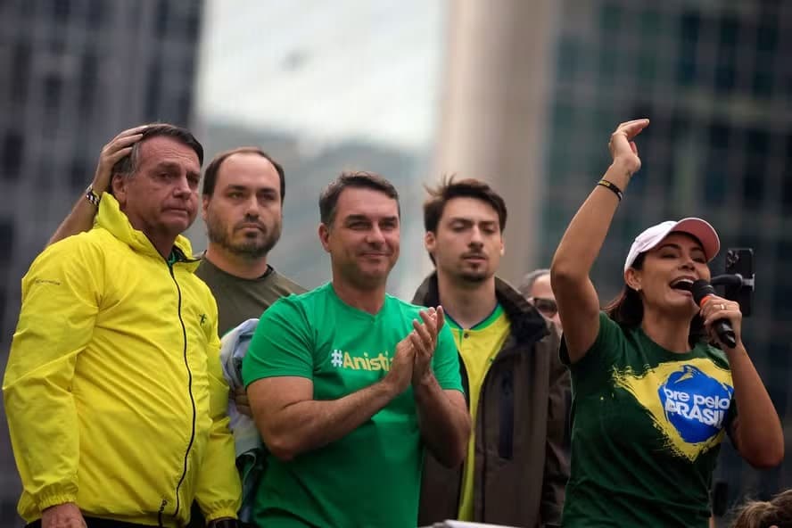 Racha na família Bolsonaro se agrava após prisão de Jair e expõe disputa por liderança da direita