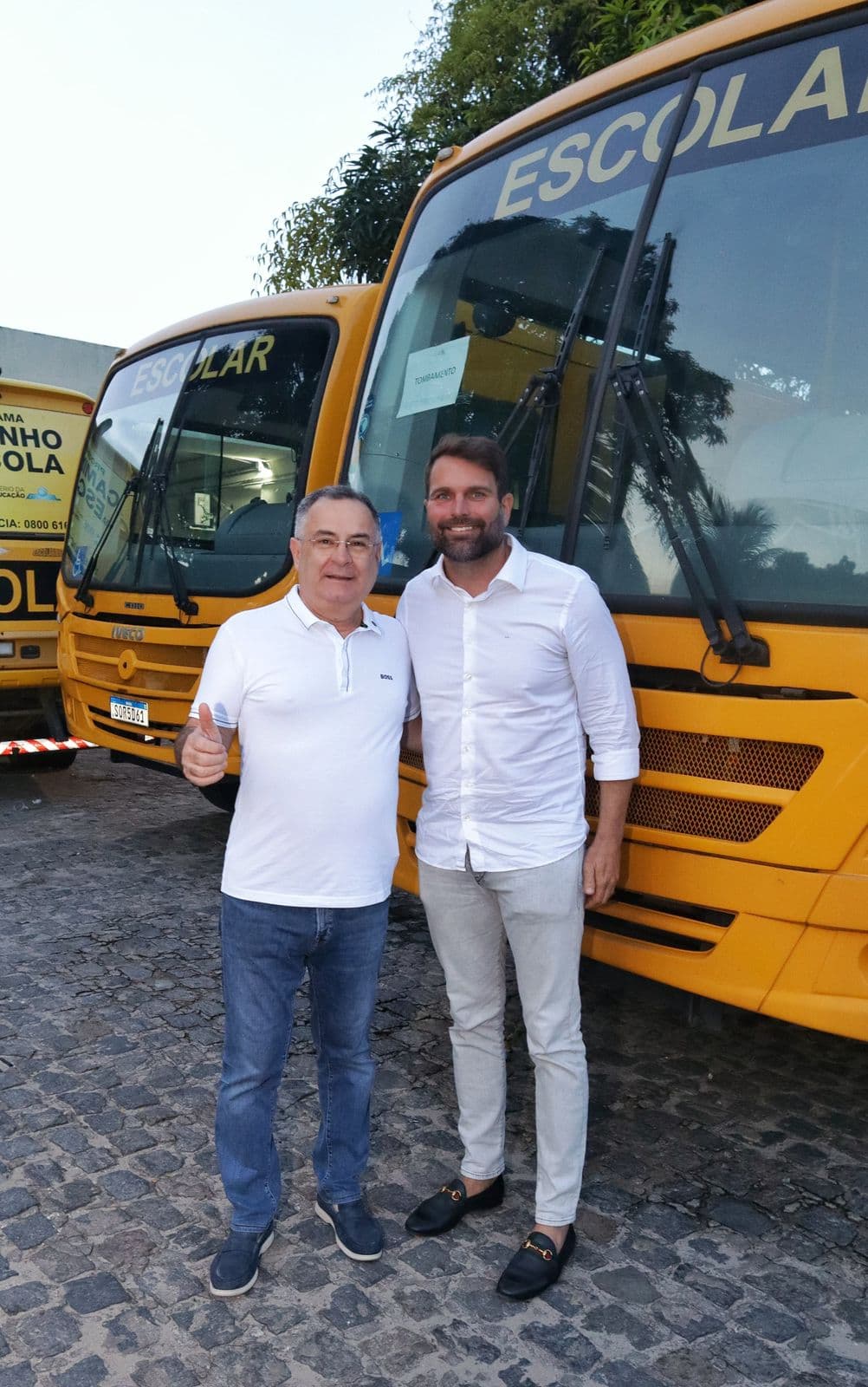 Arcoverde amplia frota escolar com entrega de quatro novos ônibus para rede municipal