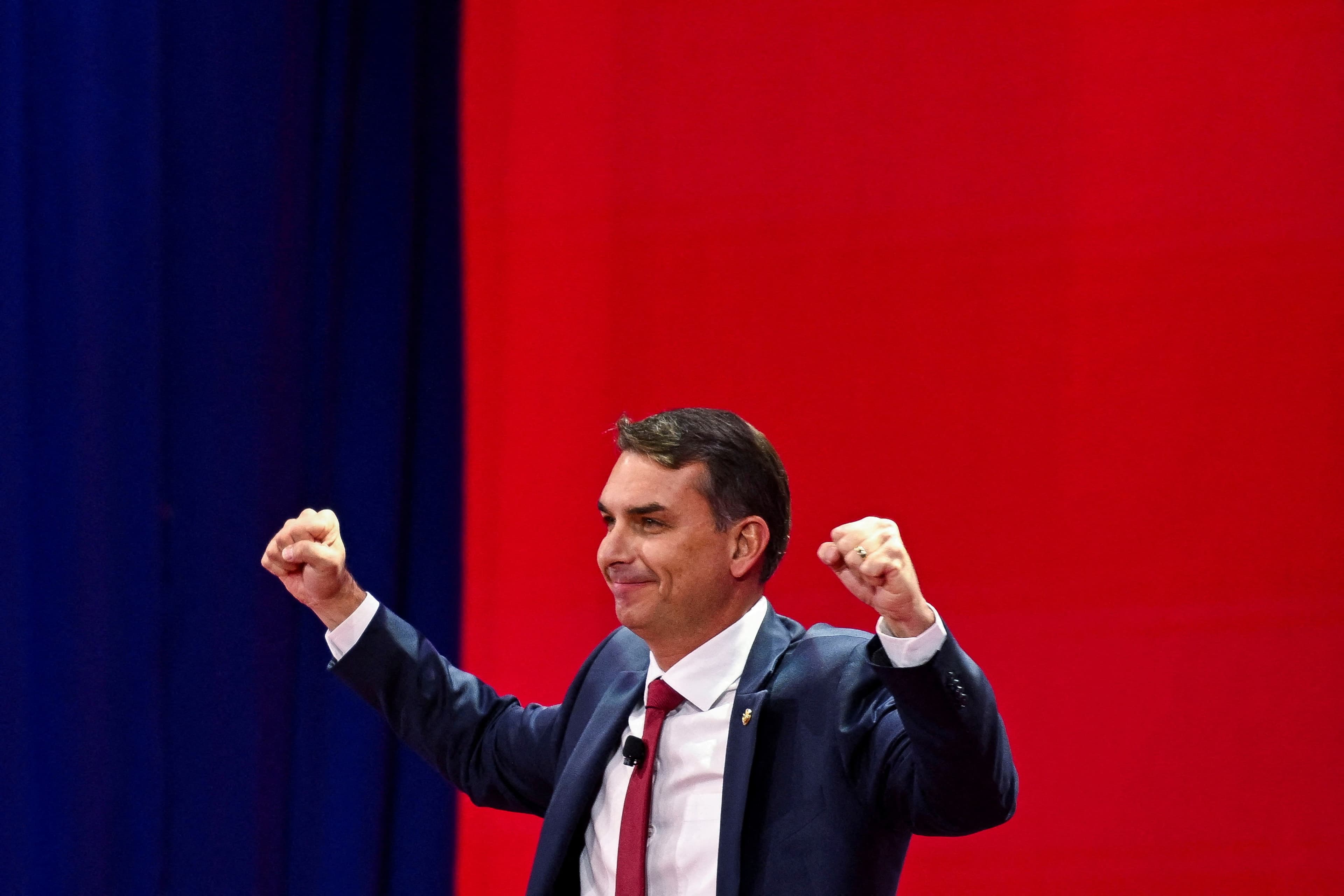 Verificação: Boato sobre Flávio Bolsonaro e o fim do Pix é classificado como falso