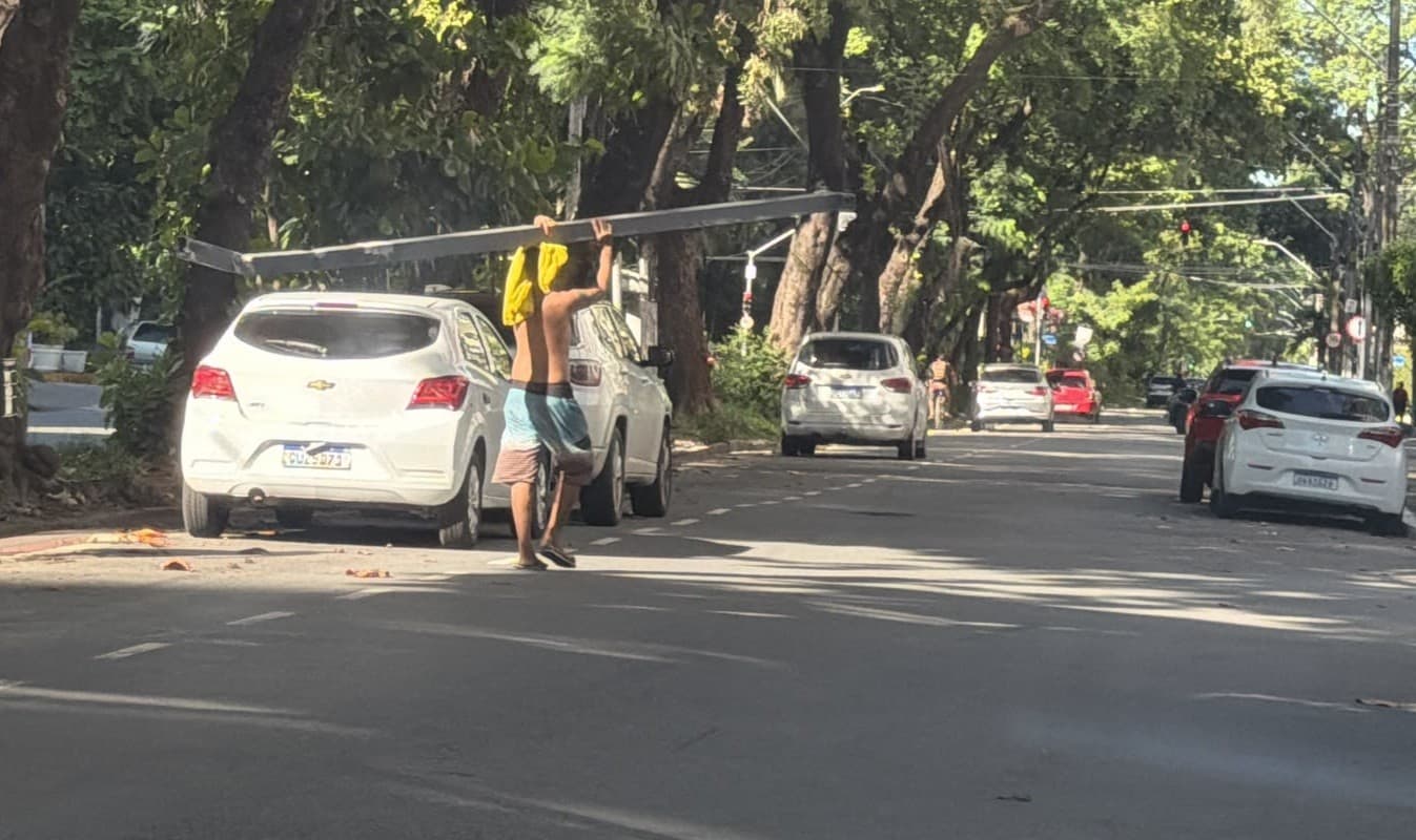 Homem é preso em flagrante após furtar poste de sinalização em Boa Viagem, no Recife