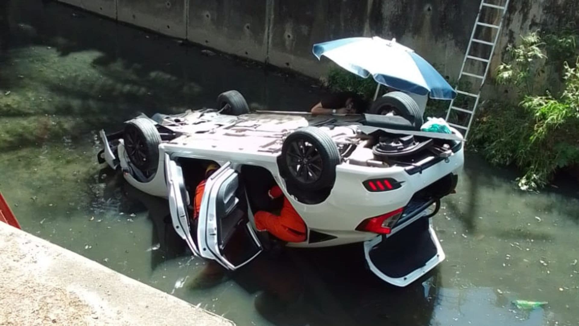 Motorista de 26 anos fica presa às ferragens após acidente em canal no Recife