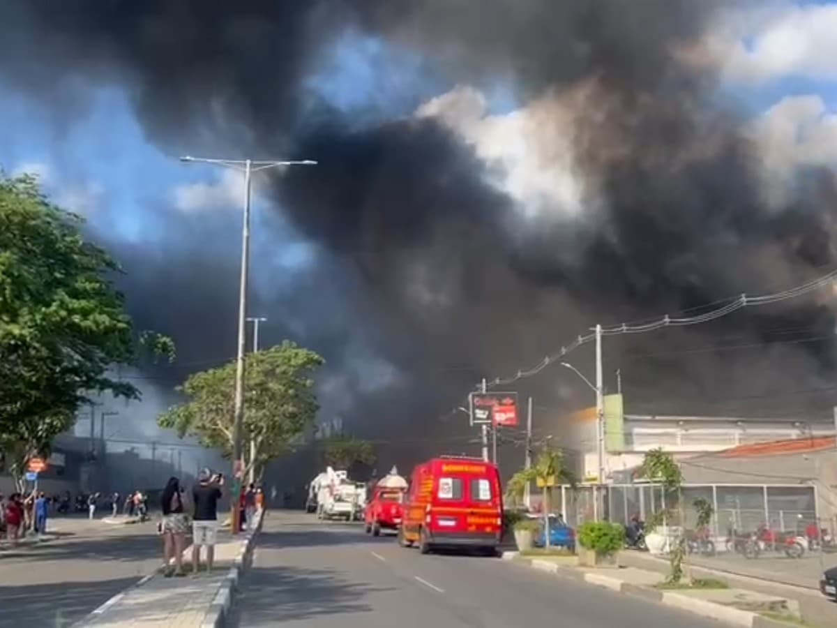 Incêndio de grandes proporções em Caruaru mobiliza equipes e afeta fornecimento de energia