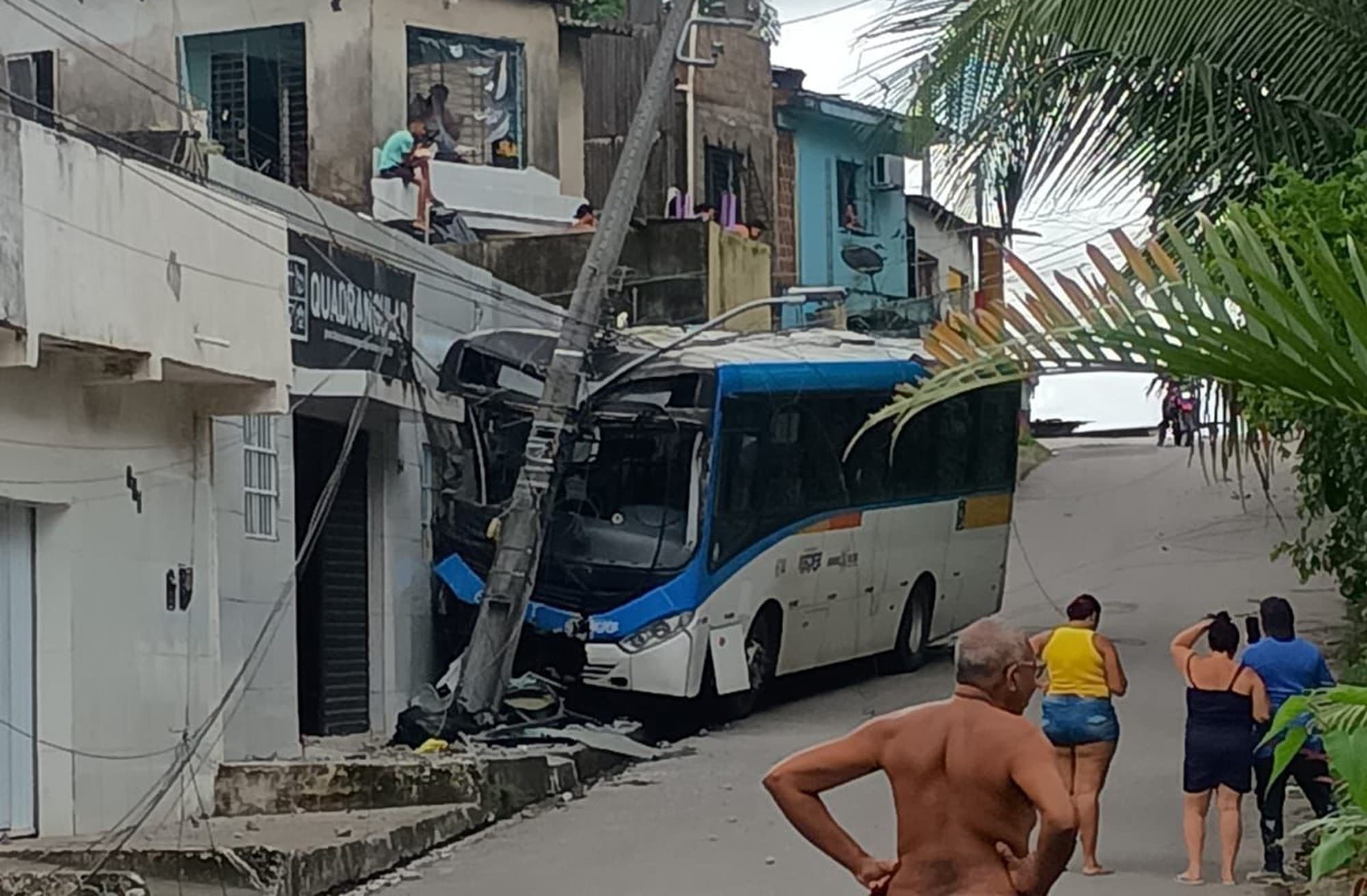 Ônibus desgovernado colide contra poste na Zona Norte do Recife