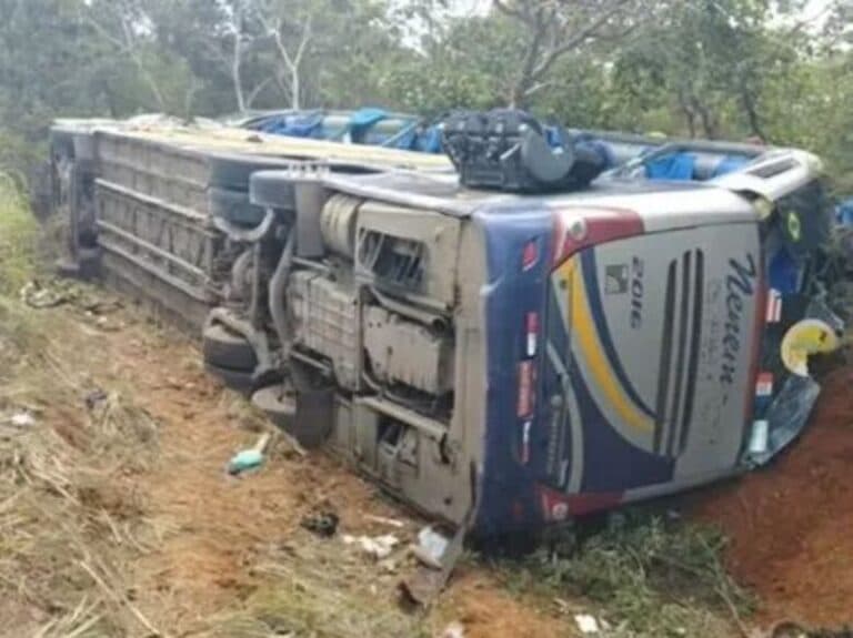 Ônibus que seguia para Pernambuco tomba em rodovia de Minas Gerais e deixa dois mortos