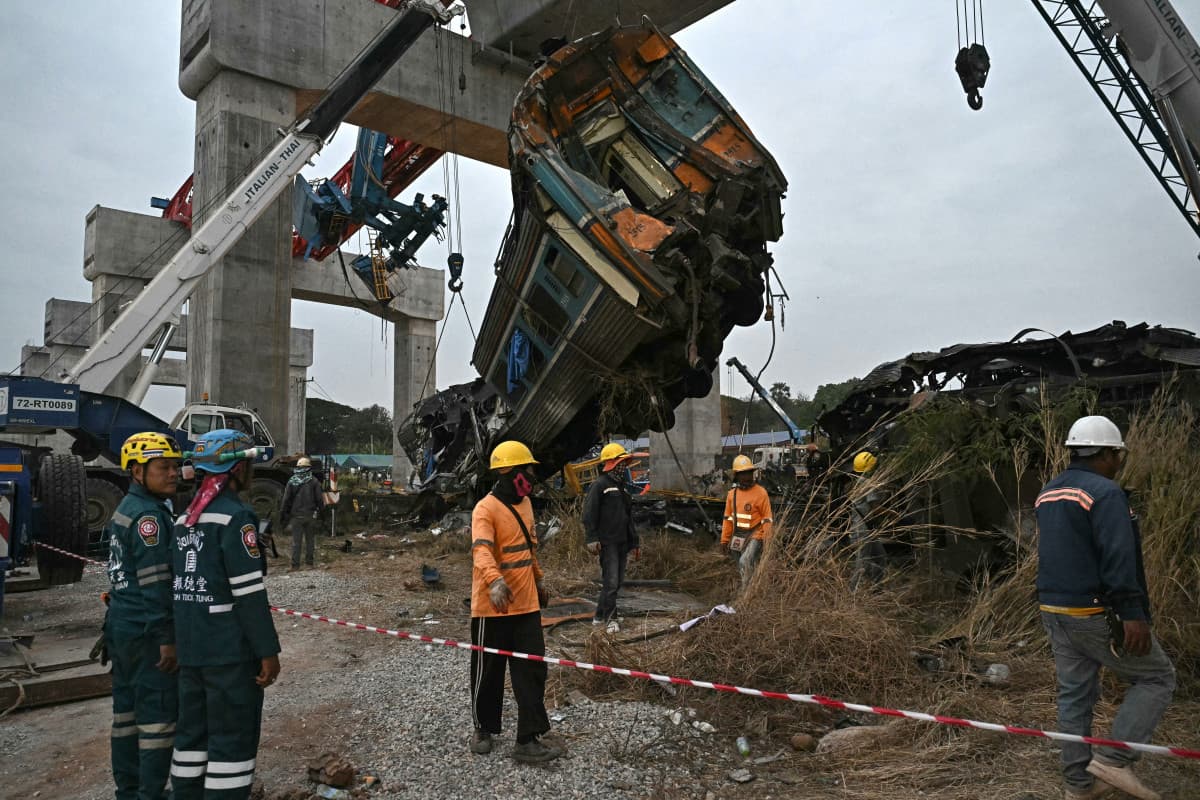 Queda de guindaste sobre trem deixa mais de 30 mortos na Tailândia