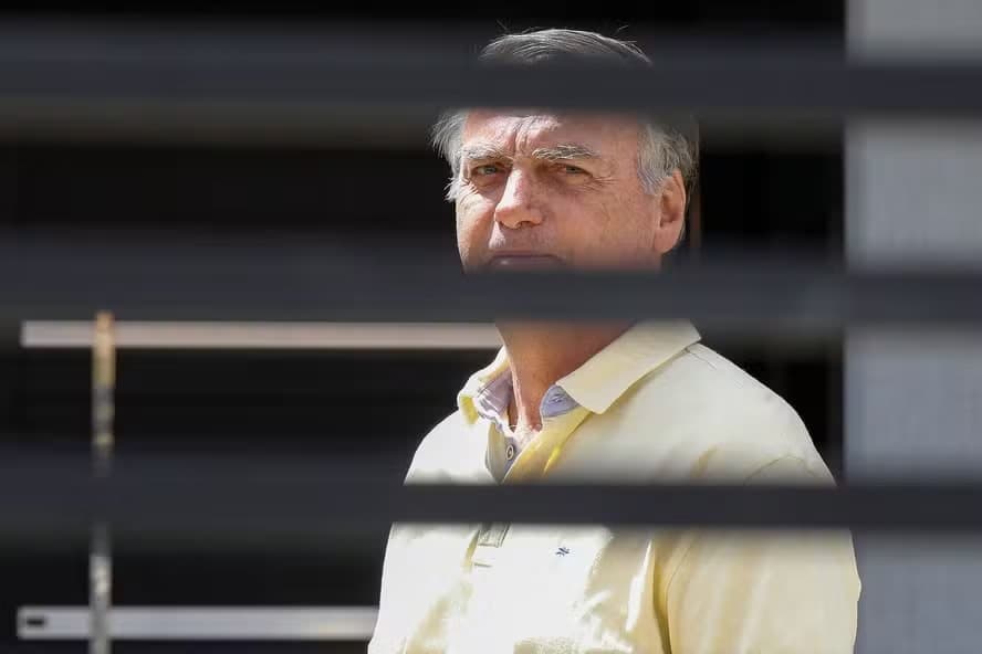 Jair Bolsonaro completa 100 dias em prisão domiciliar sob vigilância e restrições judiciais