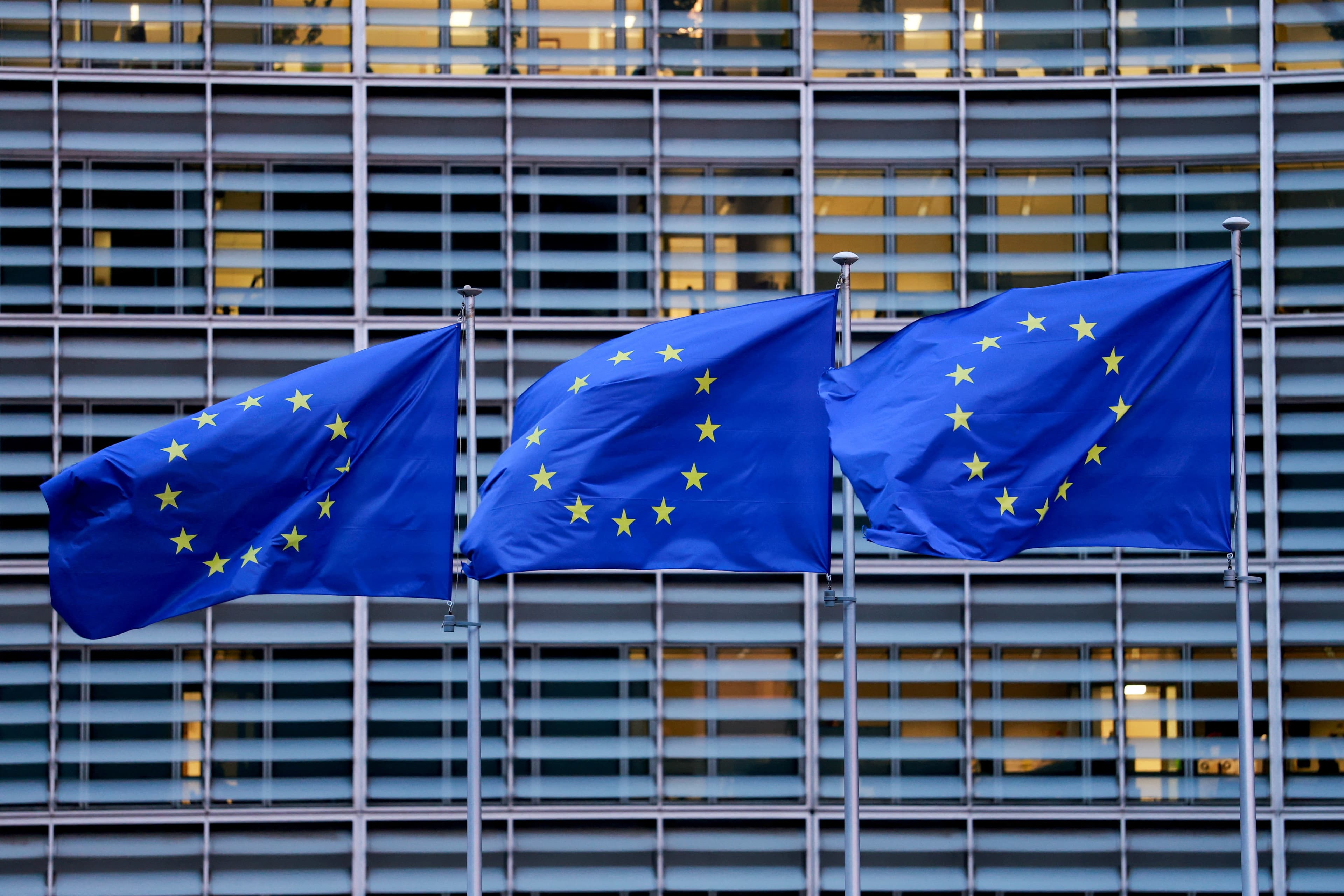 União Europeia acelera negociações comerciais com EUA para evitar tarifas sobre setor automotivo