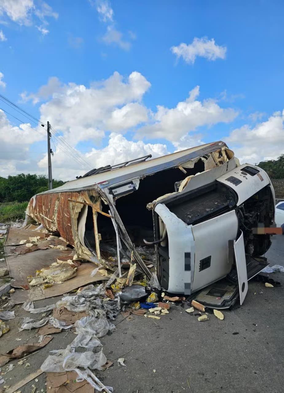 Três motociclistas morrem após semirreboque se desprender de caminhão na BR-101, em Ribeirão