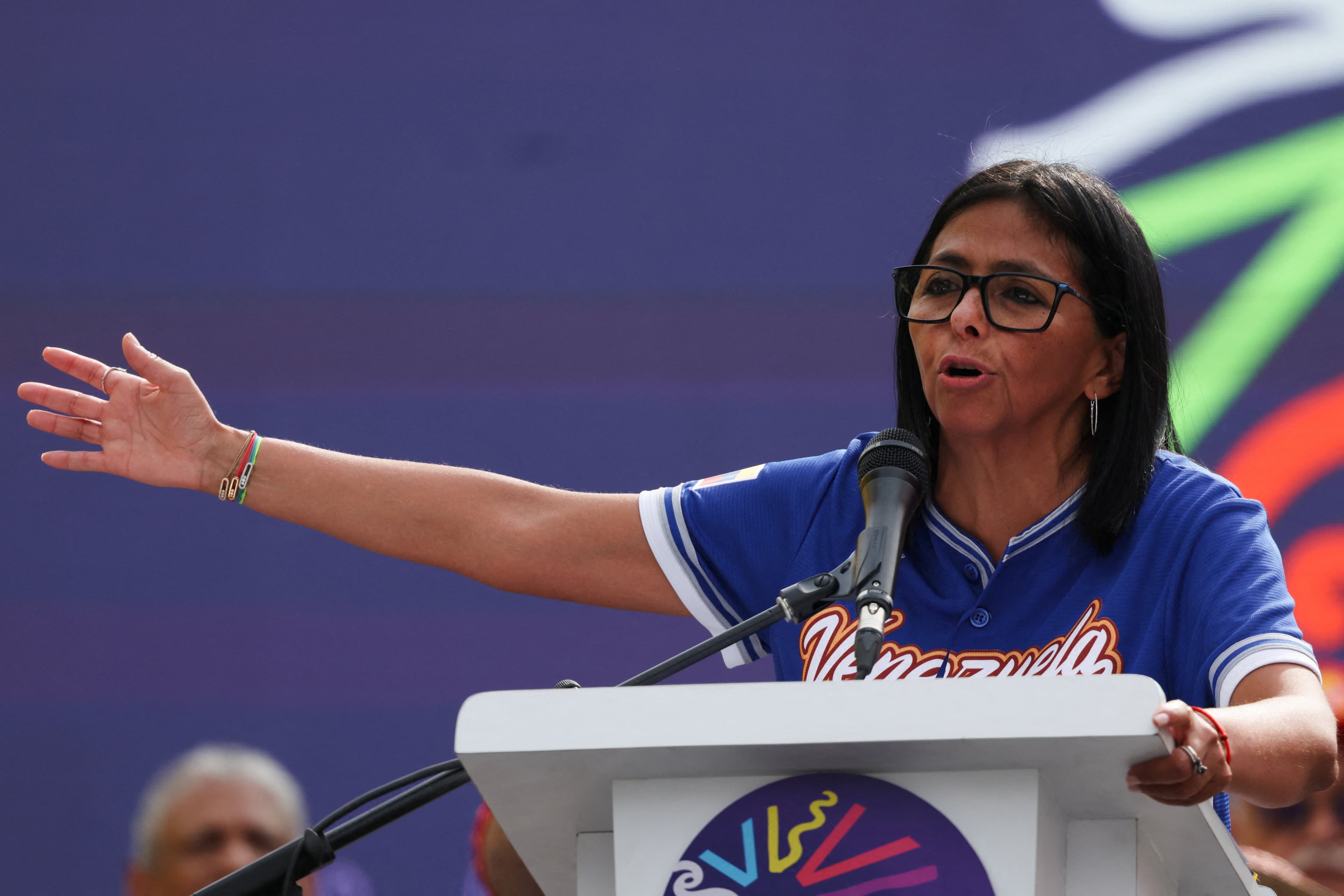 Governo da Venezuela eleva renda mínima para 240 dólares em meio a críticas sociais