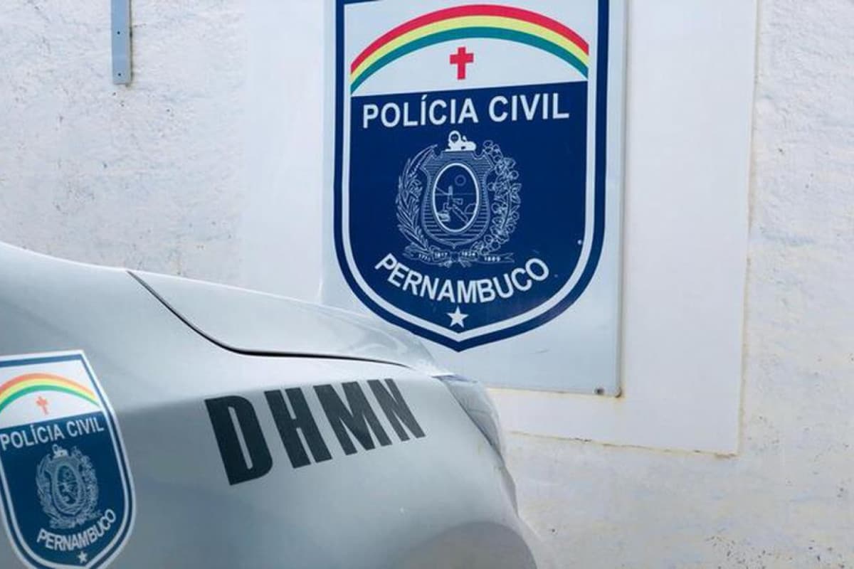Homem é morto a facadas dentro de casa em Olinda; companheira é suspeita