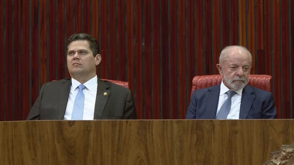 Clima tenso: Alcolumbre evita aplausos a Jorge Messias durante posse no TSE