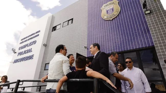 Homem entrega revólver à polícia após denúncia de posse ilegal em Arcoverde