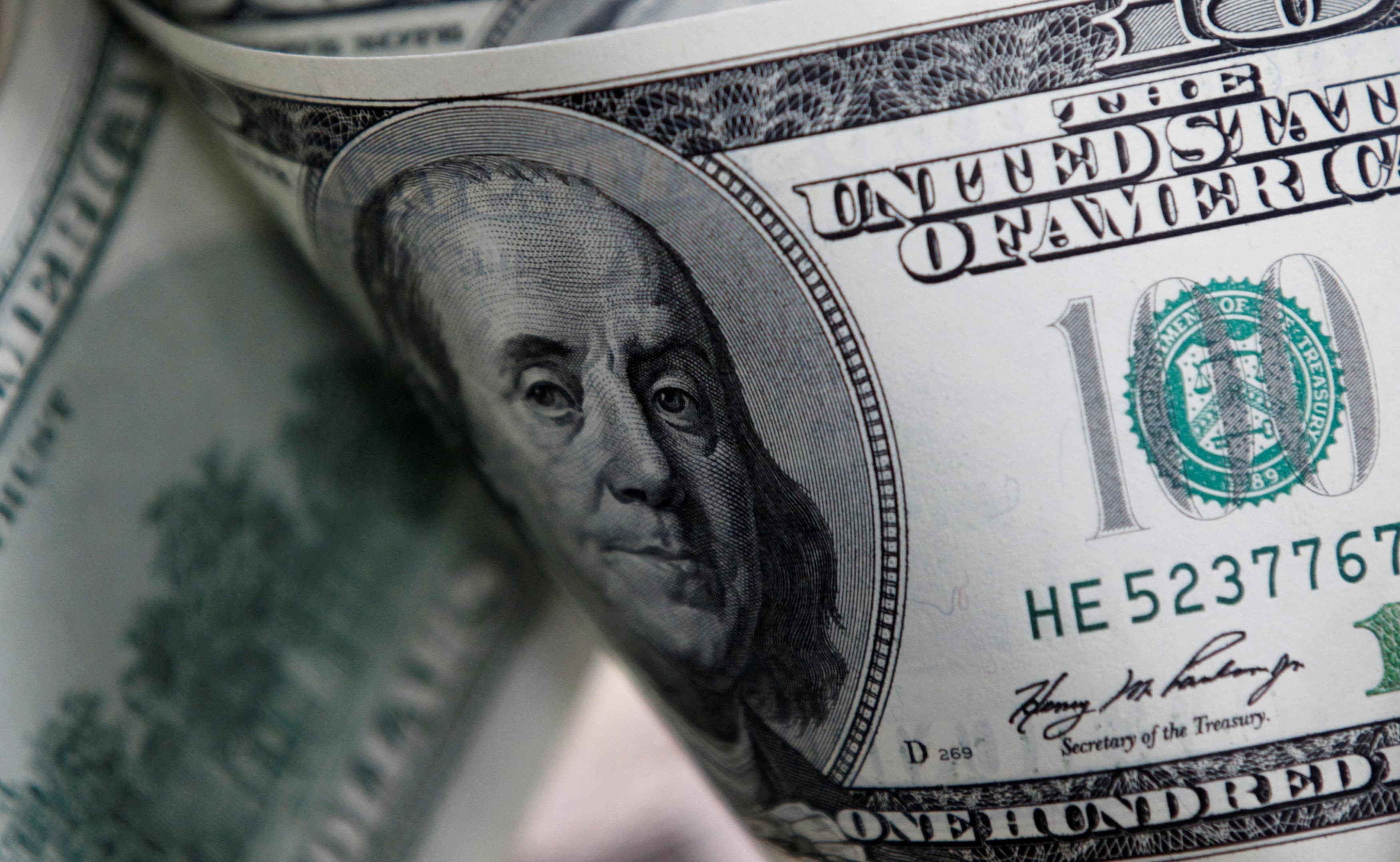 Mercado financeiro reage a incertezas políticas e tensões globais; Dólar fecha em alta