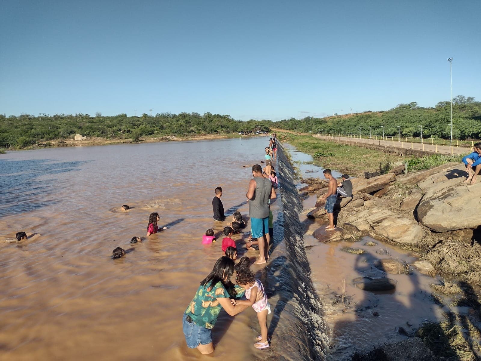 Açude em Rajada transborda e submerge sítio arqueológico com gravuras de 6 mil anos