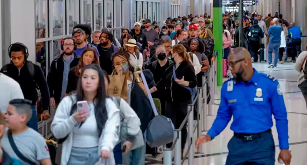 Caos em aeroportos dos EUA expõe crise política e impacto de decisão de Trump