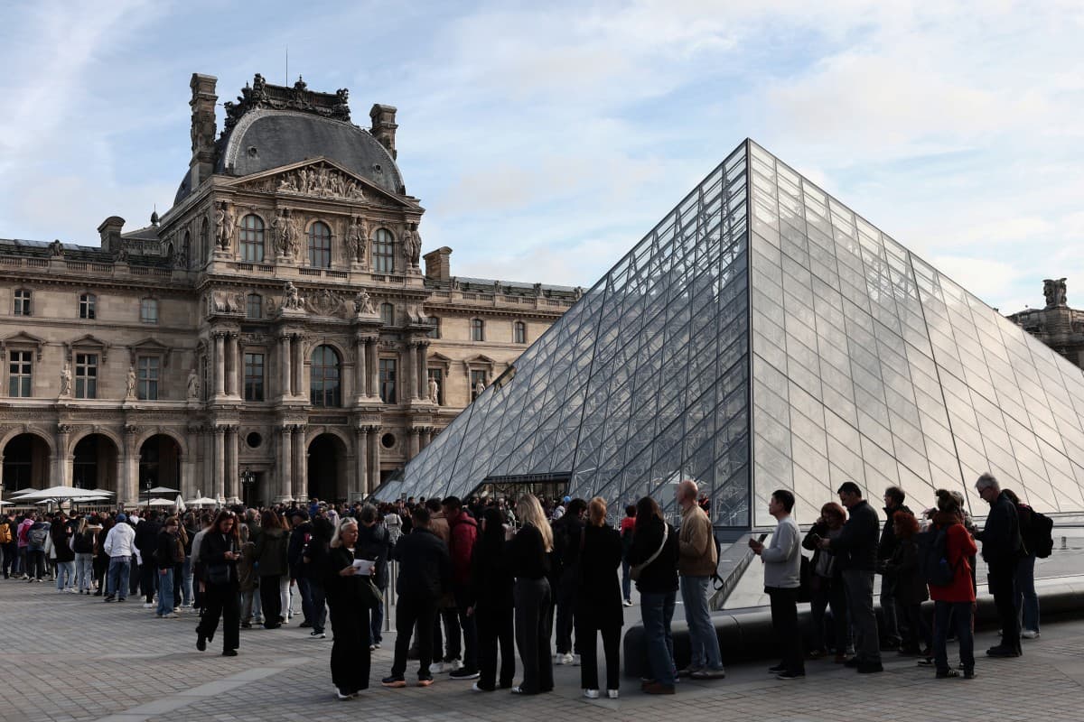 ESCÂNDALO EM PARIS: Museu do Louvre Reabre Após Roubo de Joias Avaliadas em Quase 90 Milhões de Euros; Galeria Apollo Segue Fechada