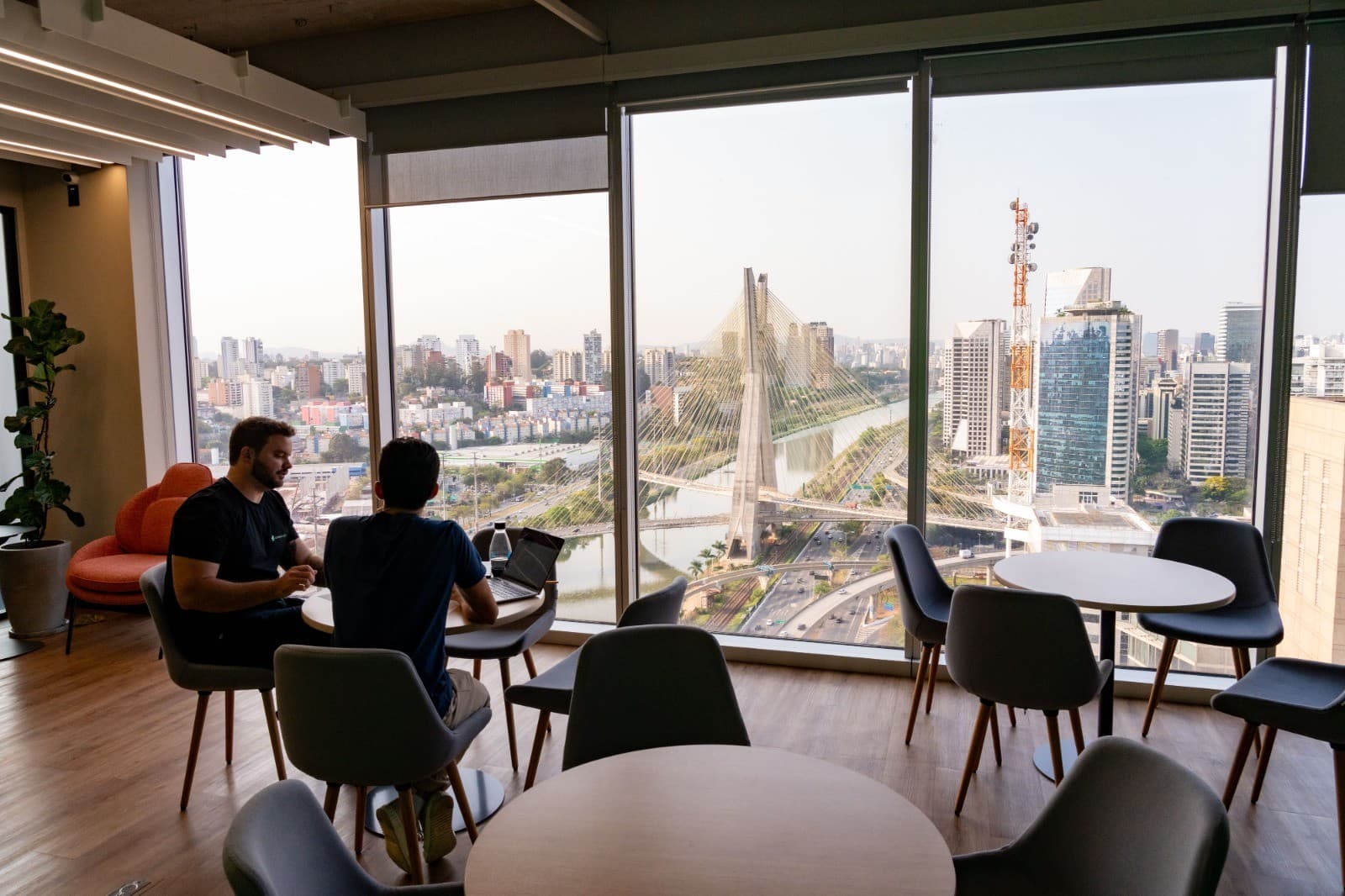 O fim do home office? Entenda a tendência de retorno ao trabalho presencial no Brasil