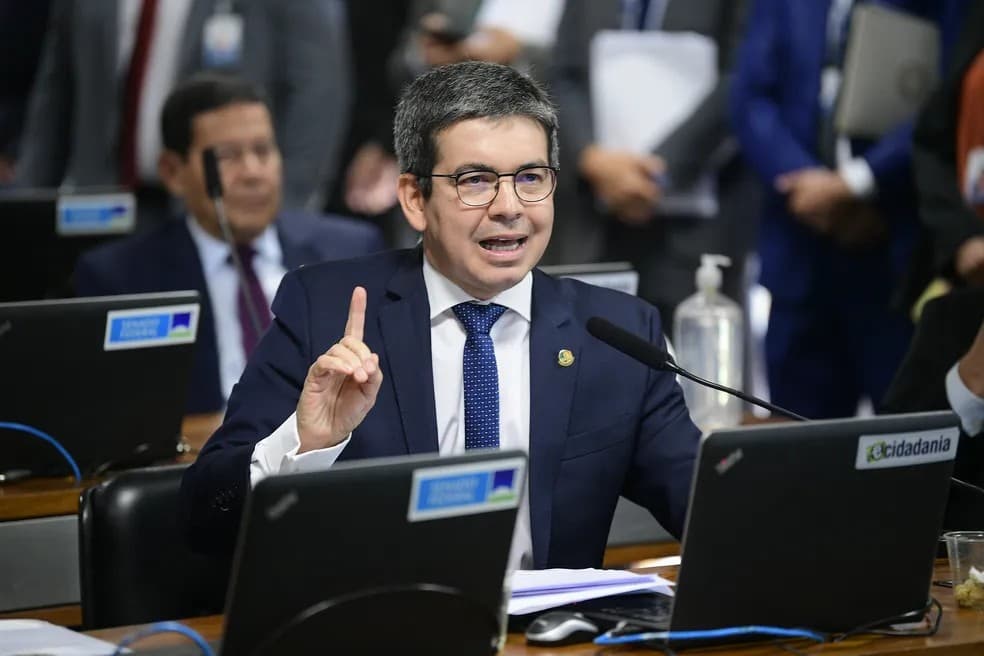 Randolfe Rodrigues oficializa pré-candidatura ao Senado para o pleito de 2026