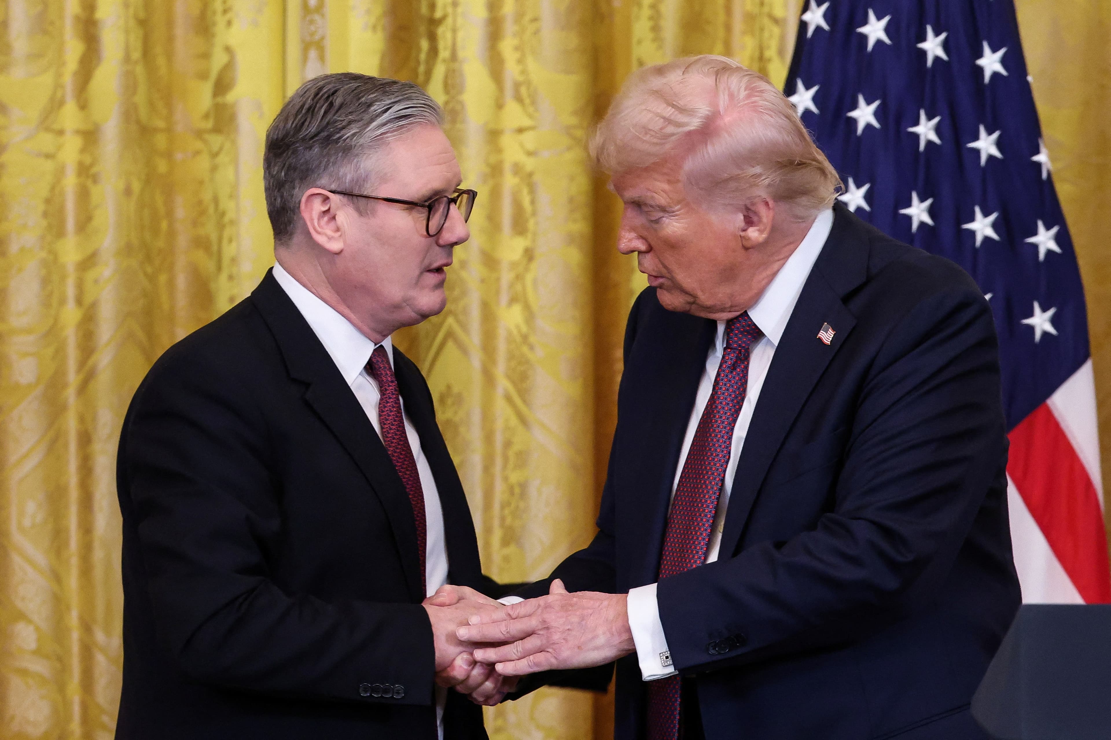 Donald Trump ameaça aplicar tarifas sobre o Reino Unido em disputa por impostos digitais