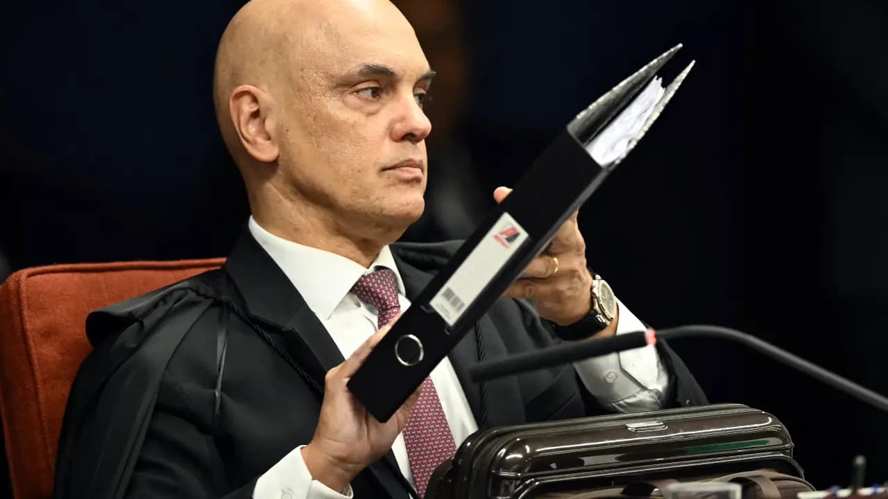 Moraes cobra explicações da PF sobre ar-condicionado em cela de Bolsonaro