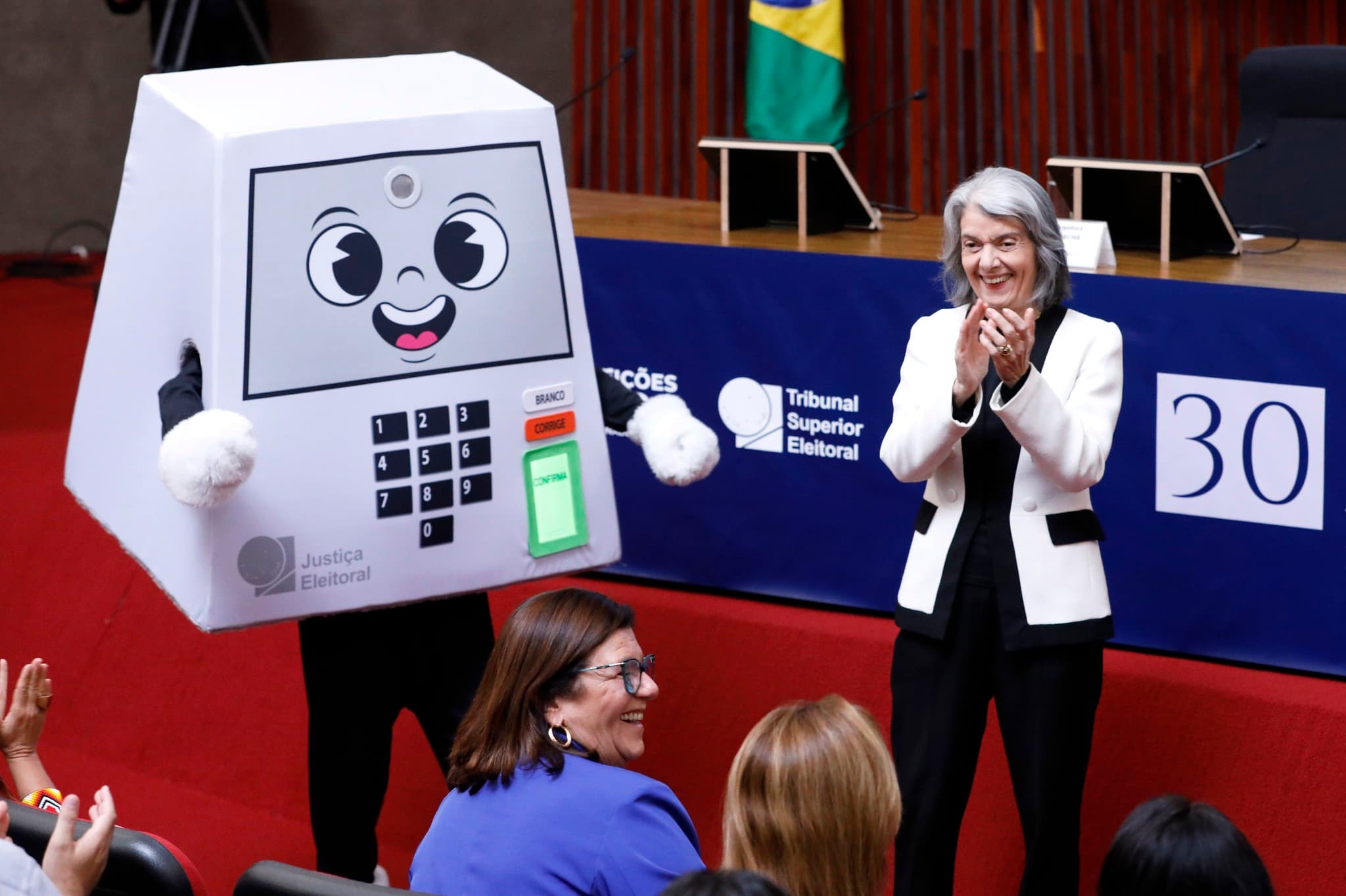 TSE lança mascote Pilili e reacende debates sobre segurança do processo eleitoral
