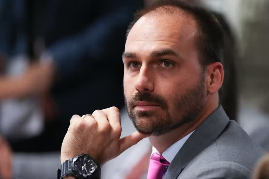 Polícia Federal determina retorno imediato de Eduardo Bolsonaro ao cargo de escrivão